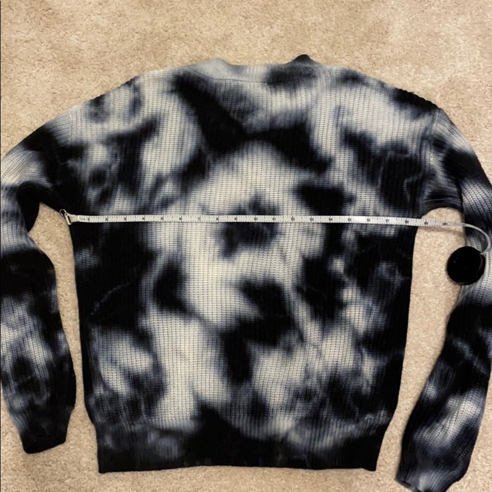 NWOT V-neck navy tie dye sweater size M - Picture 2 of 11